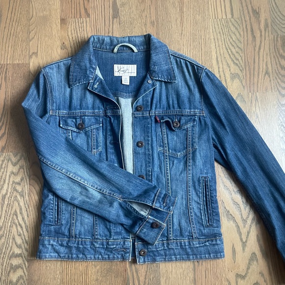 Levi’s Classic Denim Jean Jacket - Picture 4 of 8